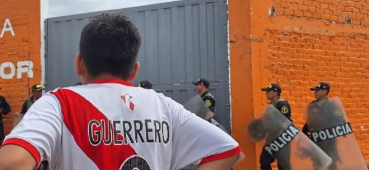 YuriCS007's tweet photo. #Trujillo ¿No hay policías? Guerrero ya entrena en la Villa Deportiva de la UCV que es resguardada por 50 agentes de USE, que es la service del Comando Policial. https://t.co/h4t0jIiO0F