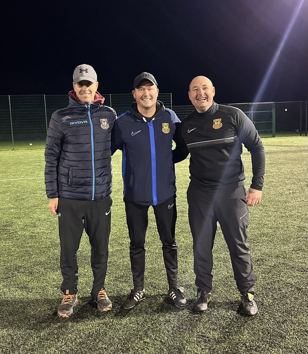 barneyefc79's tweet photo. A brilliant 1st training session back with @FcRhuddlan and working with James Sweetman, big shoutout to Shane Hayes putting on a superb goalkeeper coaching session for @KenzieCollier14 & a trialist, and well done to all the players working hard and bringing plenty of banter, enthusiasm and absolutely smashing it 👍🏼💙💛
#UpTheRhudds
#BarneyArmy