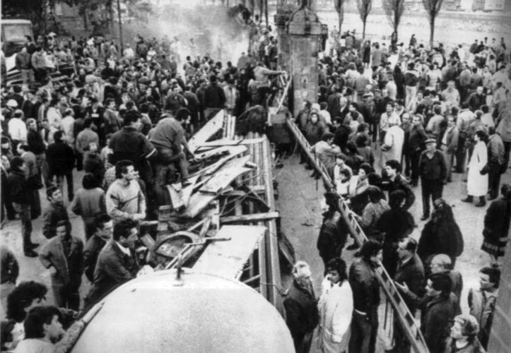 EL DÍA QUE LOS OBREROS DESARMARON A LA GUARDIA CIVIL

El 7 de marzo de 1987, se conoció la noticia del expediente de regulación de empleo que significaba el despido de 500 obreros de Forjas y Aceros de Reinosa (Cantabria).

La respuesta no se hizo esperar. El día 11 de marzo,