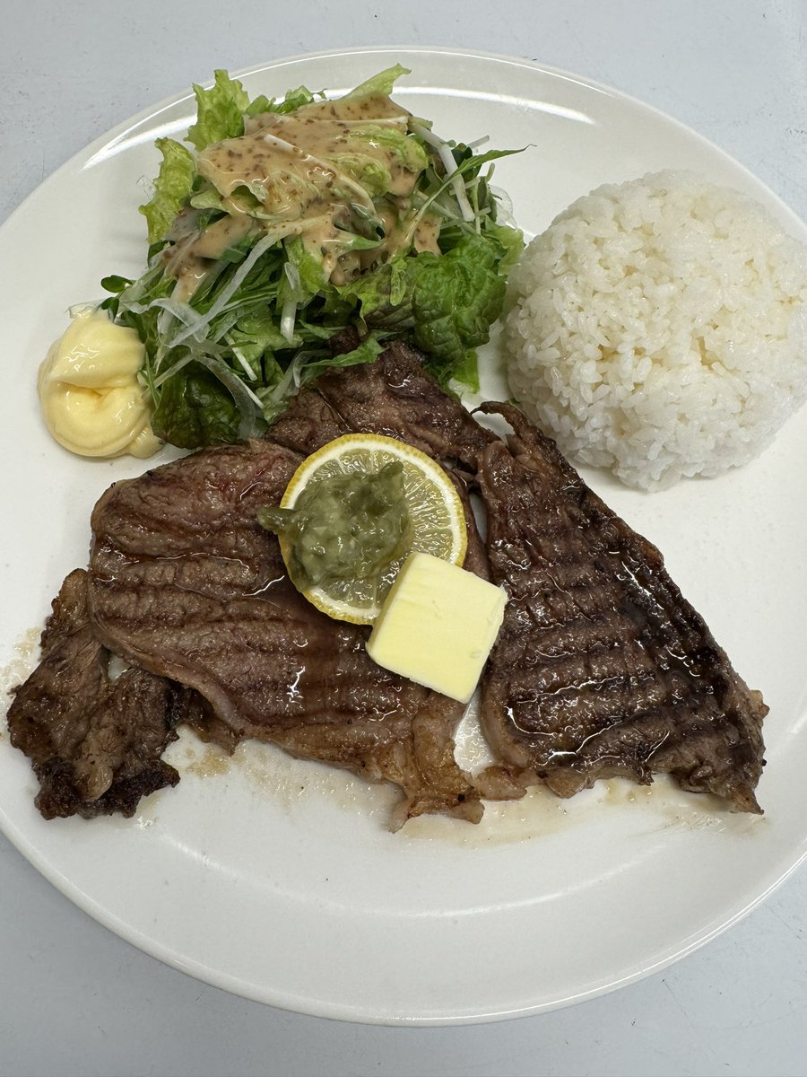 HiroyaMarine's tweet photo. 店舗前の工事も終了し、コロナ禍も収まりもう少し営業しようと思いましたが、今年こそは夏営業を頑張ると思った矢先に店舗入口に車が突っ込み終了を決めました。
その後店舗売買も詐欺師のような業者に騙され、大きな損失になりましたが、近いうちにどこかで営業再開したいと思います。 https://t.co/zsyrX4VHLu