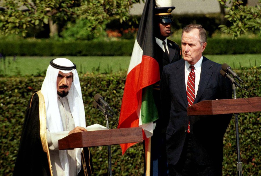 نص الحوار بين الرئيس بوش الأب وامير الكويت في البيت الأبيض / 28 سبتمبر 1990 GG-fO4cbYAAL2Sg?format=jpg&name=900x900