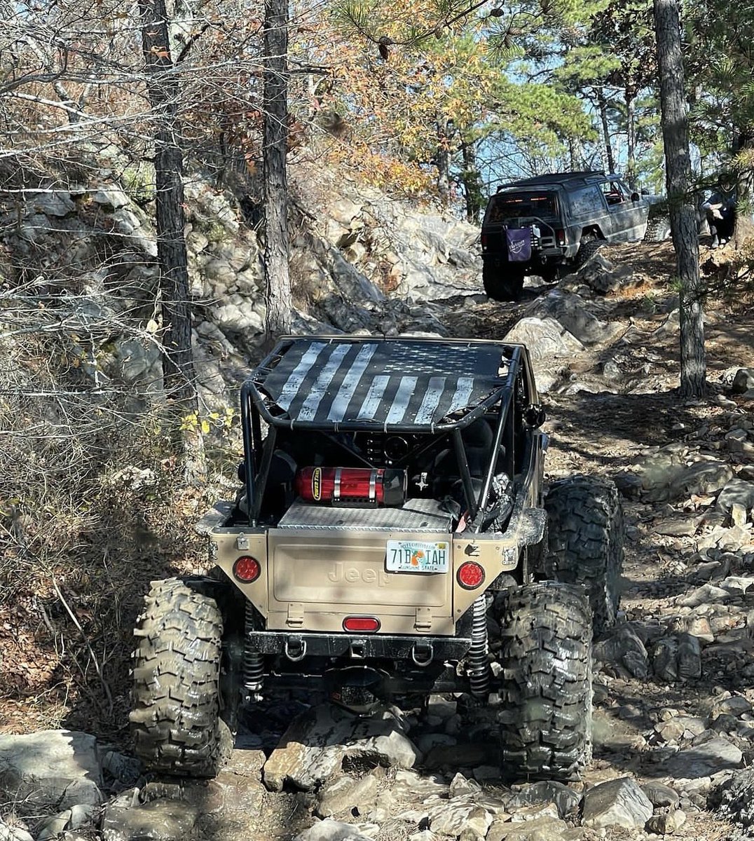 SpiderWebShade's tweet image. Happy Thursday! 😎 Explore the road less traveled in style and shade with a printed @spiderwebshade shadetop of your own today! 🙌 📸REPOST: @bucketofbolts_cj7 #spiderwebshade #shadebrigade #swsrepost