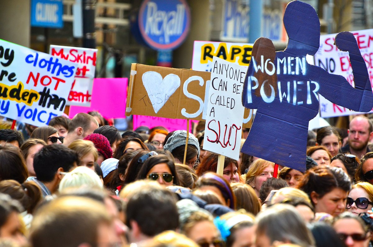 جنبش #SlutWalk:
۲۴ ژانویه ۲۰۱۱ یک افسر پلیس کانادایی توصیه میکنه زنان برای پیشگری از تجاوز, شبیه هرزه‌ها لباس نپوشند.
همین صحبت‌ها منجر به جنبشی تحت عنوان SlutWalk در سراسر دنیا میشه تا یادآوری کنه برای همیشه باید سرزنش قربانی رو کنار بذاریم./