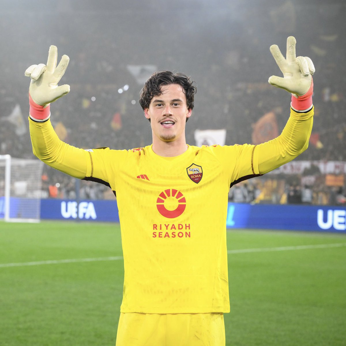 Hero. 

#ASRoma | #UEL