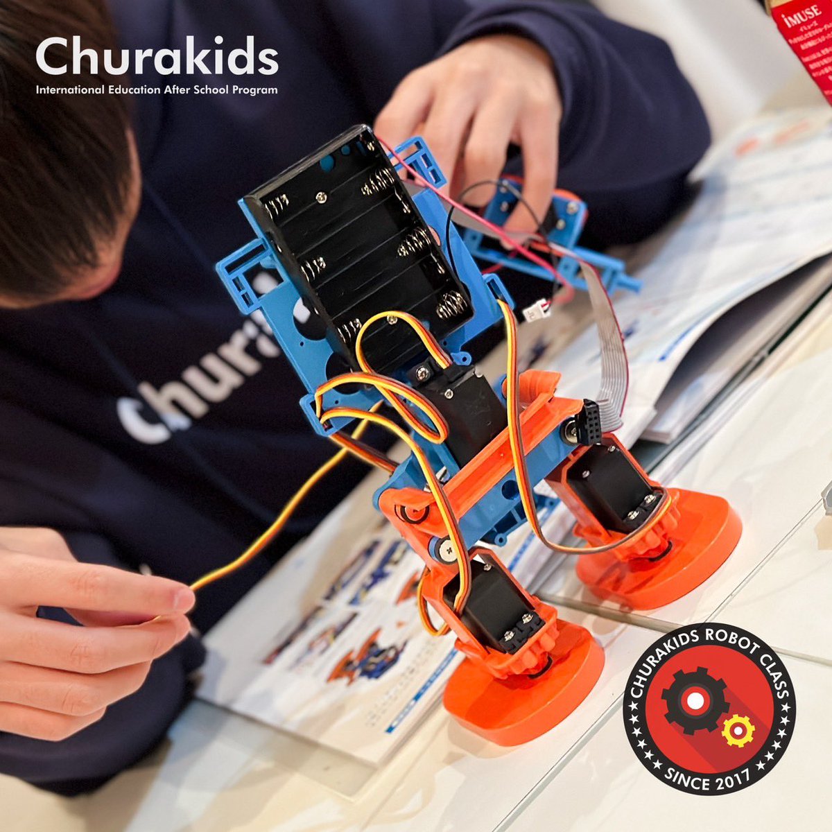 churakids's tweet photo. 【ロボット工学クラス】今月の課題は「二足歩行ロボット」姿勢センサーの制御を使って簡易人工知能と歩行原理を学びます。
無料体験レッスンの申し込みはこちらから!
https://t.co/zpG57mFlFq
#ロボット教室 #プログラミング #robotics #robotclass https://t.co/3ponmHwIch