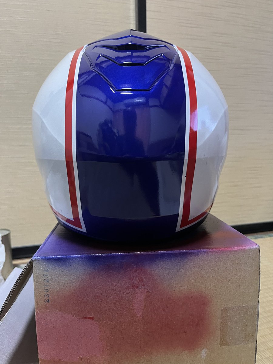 mstnosix's tweet image. 初めてヘルメット塗装してみました。写真では分からないですがマスキングが甘かったところが数ヶ所…塗装は難しい
でもオリジナルの物が作れるのは嬉しい