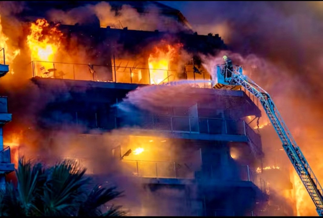 Consternados por el #IncendioValencia. Nuestro más sentido pésame a las familias de las víctimas ( D.E.P). Fuerza y apoyo para los afectados y nuestro mejor deseo de pronta recuperación para los heridos. Bomberos y policía, gracias por vuestra labor encomiable 
#valdemoro