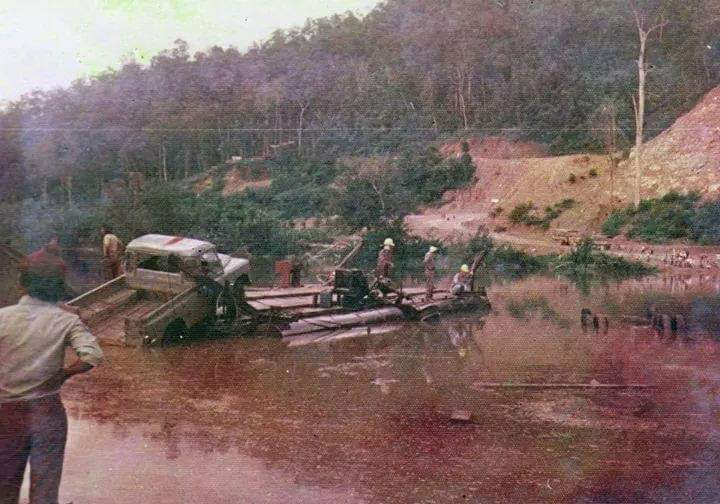 amaraziz09's tweet photo. Lebuh raya Timur Barat yg menghubungkan Gerik, Perak dgn Jeli, Kelantan menelan belanja RM296 juta bg memudahkan perhubungan darat antara pantai timur dgn pantai barat Semenanjung Malaysia.

Sebab atok ni mengingatkan aku kpd perjuangan orang terdahulu, maka aku buat carian & jumpa artikel dari Husna https://t.co/y7Dpzlzu1F 

Gambar kredit dari JKR dan MMP
