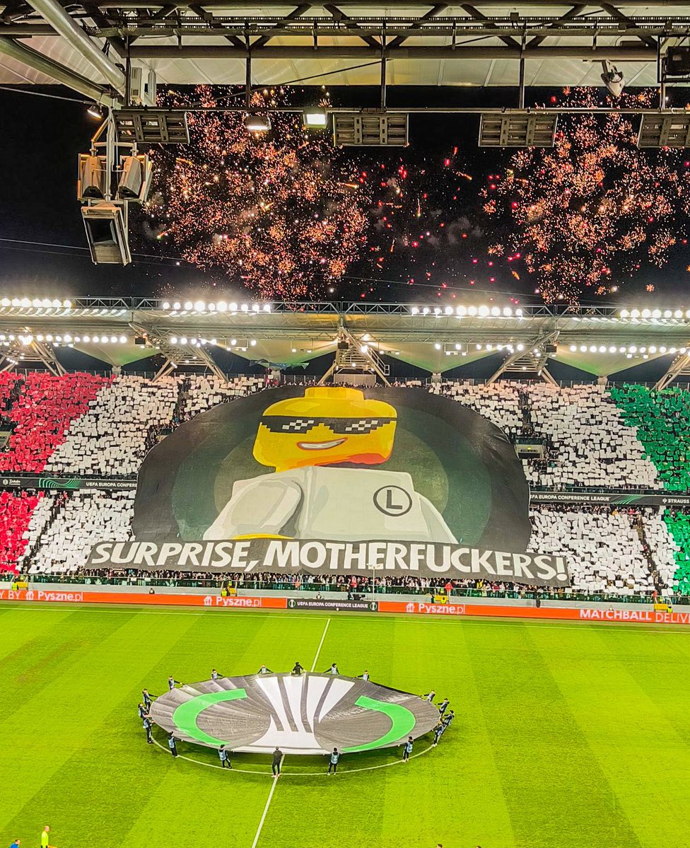 A UEFA fechou o setor dos ultras do Legia Varsóvia hoje…

Essa foi a reação... 🎇😎