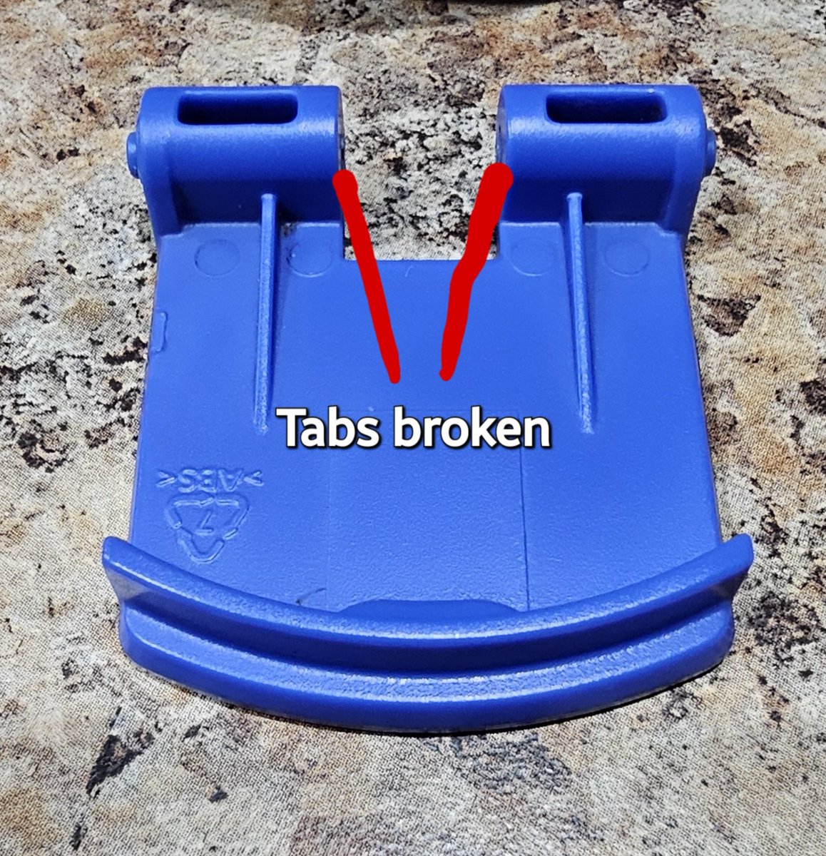 jschaeffer75's tweet photo. #Starbucks since I can't tag you. My wife loves your coffee 20oz tumblers. My complaint is that these tabs break off, and they don't seal anymore. Why can't we get replacement covers for these? Customer service is useless. They claim to be a green company. Cups are useless now. https://t.co/t1eIymzBOr