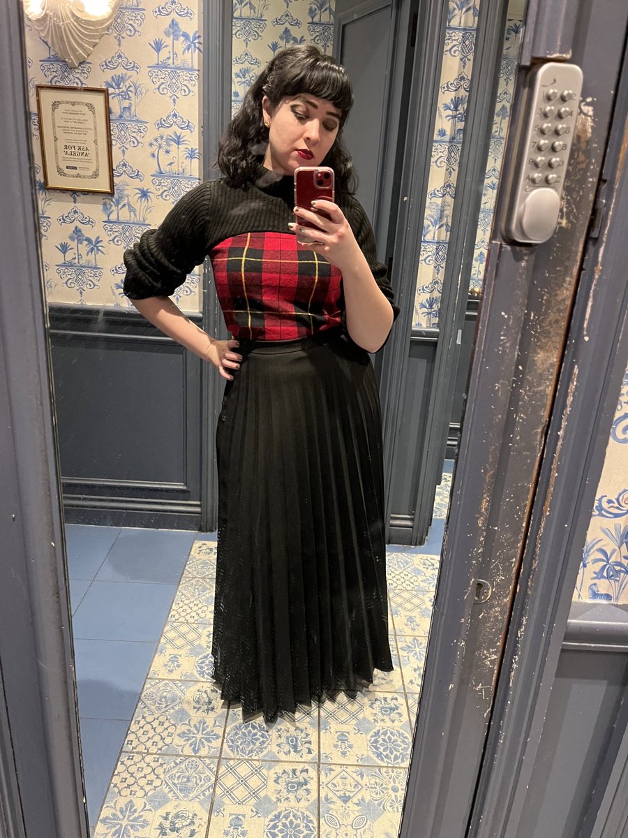 mistresstailor's tweet photo. Reg outfit vs cosplay https://t.co/I79LDy1hIP