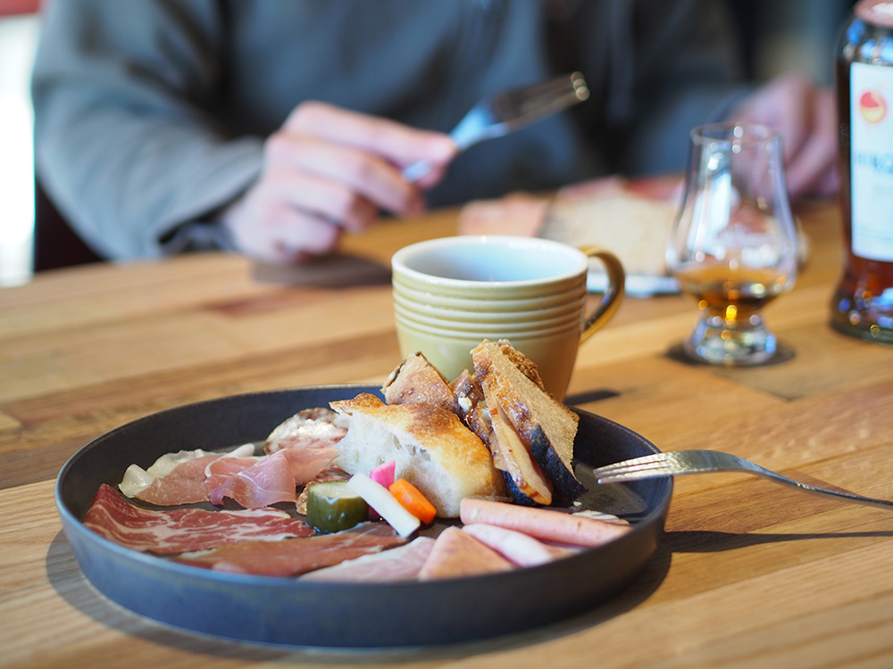 【朗報】新宿に常陸野ネストビールを愉しめるクラフトビアバーが、3/18 オープンするってよ〜！！！ 樽生ビールは6タップ、自家製シャルキュトリーと楽しめる。さらに、好きな樽生ビールを選んで限定パッケージ缶にその場で詰める「ドラフトビア缶」も🍺 場所は、NEWoMan新宿 2階エキナカ。絶対行く！