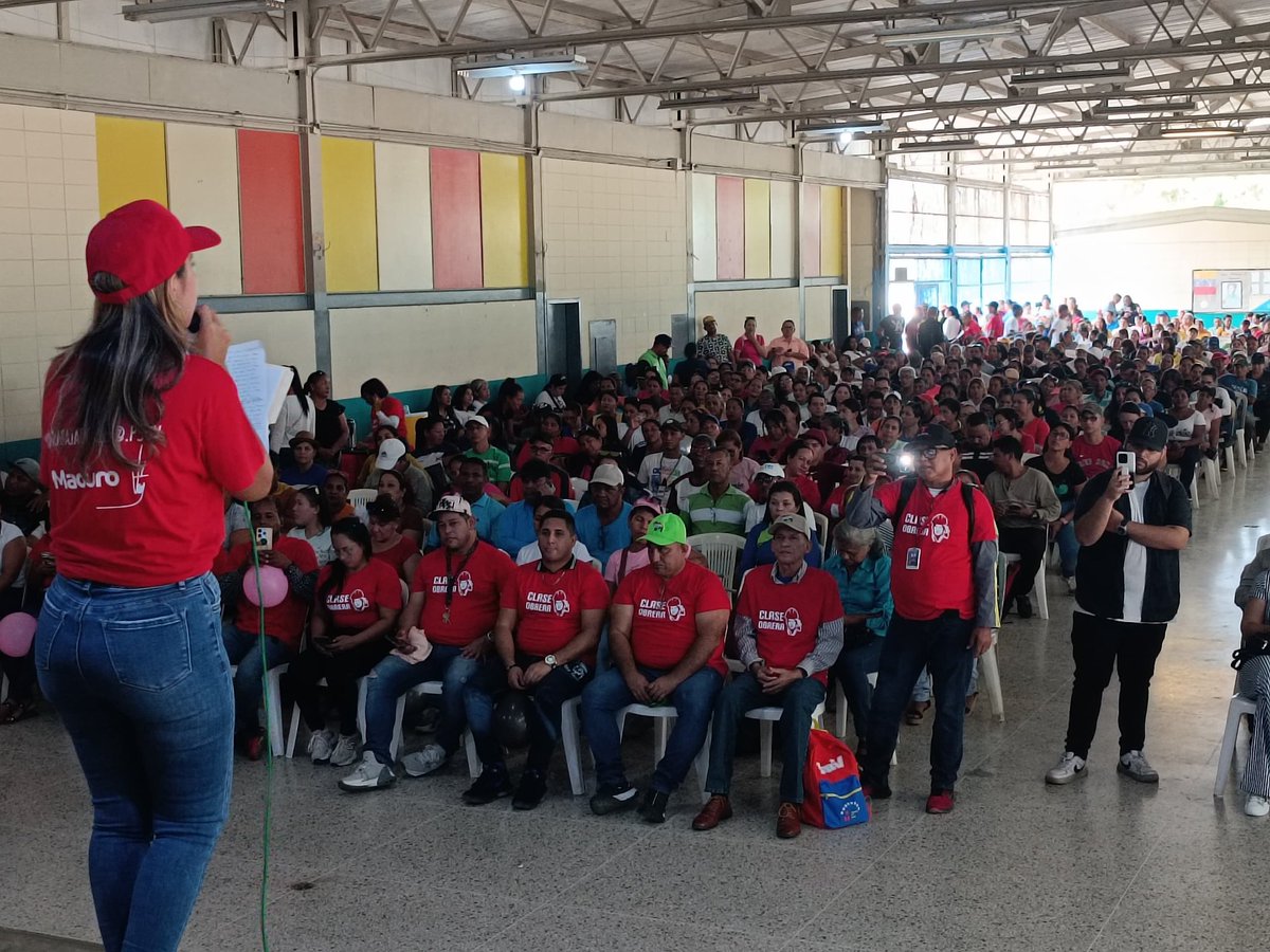 PdoPsuvSucre's tweet photo. Clase trabajadora del estado Sucre, instaura mesa de debate sobre el proyecto  bandera de la Revolución Bolivariana, 7 Transformaciones para Venezuela (7T).
#proyecto7t #clasetrabajadora #estadosucre 
#debate
#ProducirParaVencer 
@NicolasMaduro 
@taniapsuv https://t.co/GKTIrQhkIN