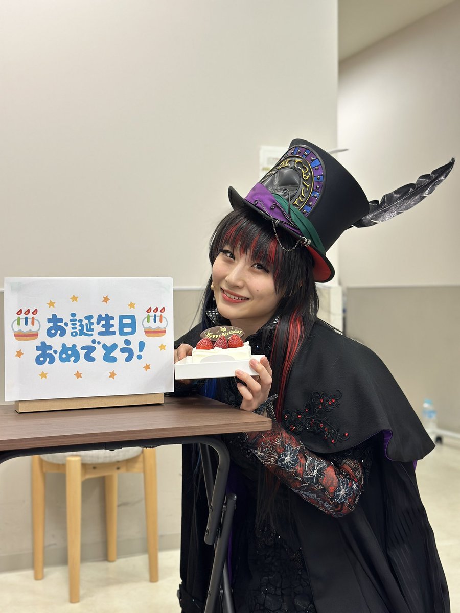 bgirlcocoa's tweet photo. キャストの皆さんやスタッフの皆さん、マネージャーさん達からいただきました！

ソワレ終わって戻ってきたら皆さんにお祝いしてもらえてめちゃくちゃ嬉しかった☺️

あとバート役の勇太さんが出番前や袖で会うたびに誕生日おめでとうって言ってくれた笑笑

幸せな一日でした🧸💕
#サガステ #ロマサガRS https://t.co/qhUxkdU0Sb