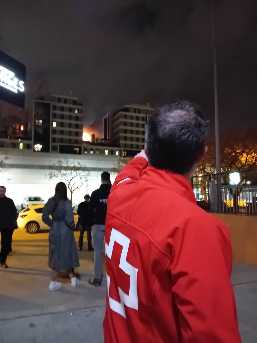 Esta noche he podido comprobar la capacidad de solidaridad del ser humano. Qué grandes las personas que trabajan en el incendio en Campanar (Valencia). Todo mi apoyo a las personas afectadas ❤️