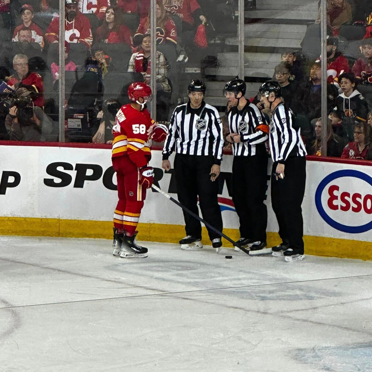 southernalberta's tweet image. Enjoy 2 of the best seats in the house as your Flames host the Kraken on Monday, March 4th!

To enter and be eligible, check your schedule and tell us what Kylington might be saying here?
𝗪𝐫𝐨𝐧𝐠 𝐚𝐧𝐬𝐰𝐞𝐫𝐬 𝐨𝐧𝐥𝐲...𝐤𝐞𝐞𝐩 𝐢𝐭 𝐜𝐥𝐞𝐚𝐧😂

#GoFlamesGo #CalgaryFlames