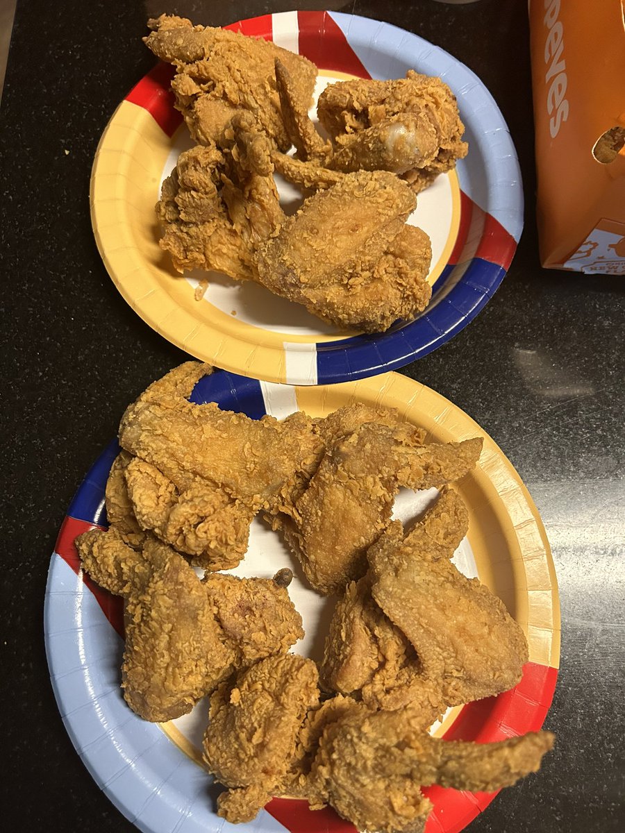triciamperez's tweet photo. 16 piece chicken dinner and I get 9 wings.  What the heck @popeyes https://t.co/9A0B49SvGe