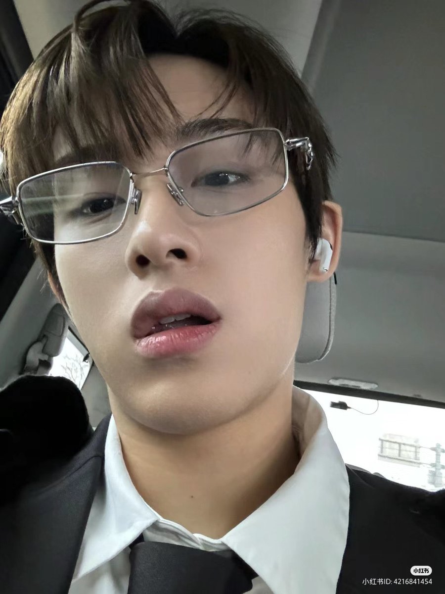 WINWIN STUNS IN NEW PHOTO