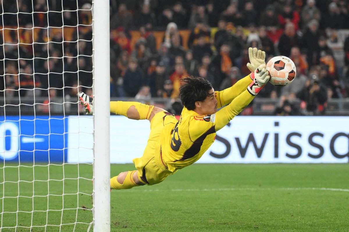 LCanicchio's tweet photo. Qualcuno canterebbe 
“𝐌𝐢𝐥𝐞 giorni di te e di me” 

#RomaFeyenoord https://t.co/4lxDa2F0w7