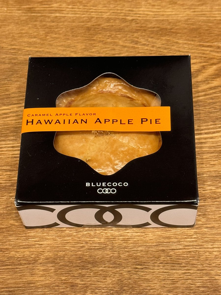 M_seki_chan's tweet image. 2024.02.18.（日）
大人の遠足　その⑤

自分へのお土産は、コレド室町のマルシェに出店していた #bluecoco さんの #ハワイアンアップルパイ 🍎
店員さんオススメどうり、軽く温めて食べると中のアップルがトロッとなって、クッキーとパイの中間みたいな特徴的な生地に凄く合う✨