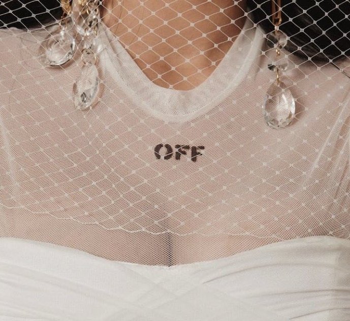 .@KylieJennerMWR faz suas estreia no Top 10 GLOBAL com “Off”. A música estreou na sétima posição.