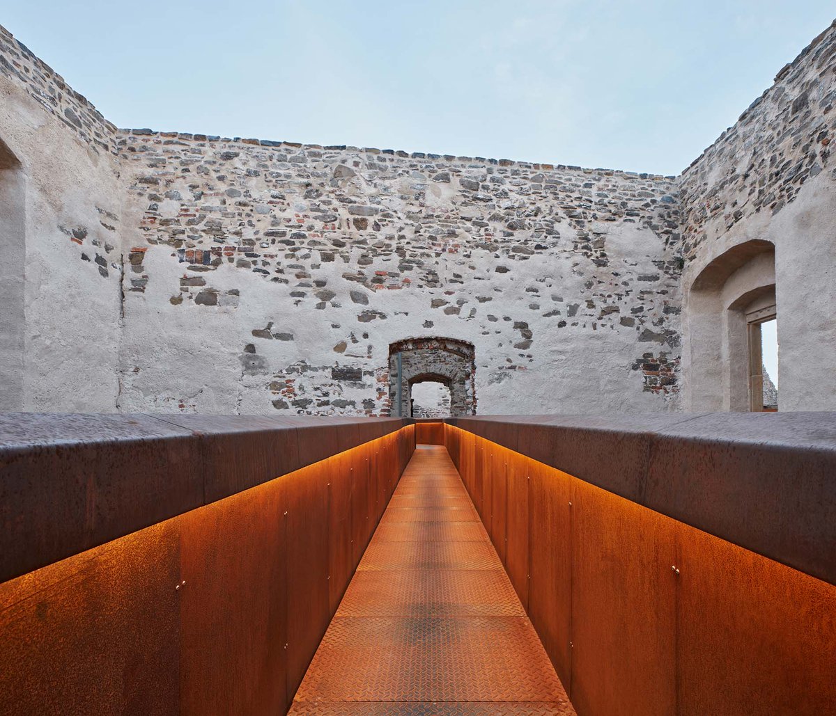 Arquine's tweet photo. Patrimonio cultural que se eleva sobre el valle de la Puerta de Moravia, el castillo de Helfštýn, es el segundo complejo más grande de la República Checa. La planificación del proyecto fue bastante singular. | https://t.co/KP3j3mVDF3 https://t.co/xzpbAx1H6t