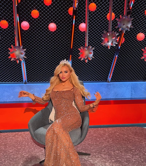 Pretending I&rsquo;m the queen of England 🏴󠁧󠁢󠁥󠁮󠁧󠁿 😂 who is excited for The Challenge #reunion next week?! @thechallenge<a href="/tag/reunion"class="tags"><span>#reunion</span></a>