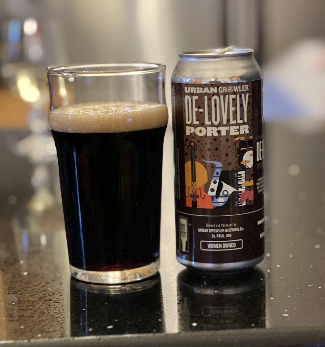Drinking local with <a href="/UrbanGrowlerMN/">Urban Growler Brewing Company</a> De-Lovely Porter on #porterThursday 

A solid but light-bodied porter with a good balance of malt and bitter. Hints of coffee and some caramel as it warms.

#craftBeer #porter