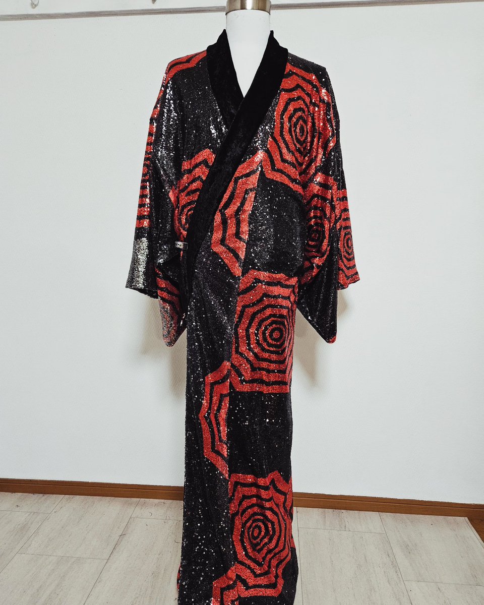 今回のオーダーは 総スパンコール生地での 立ち着流しです 渋くも