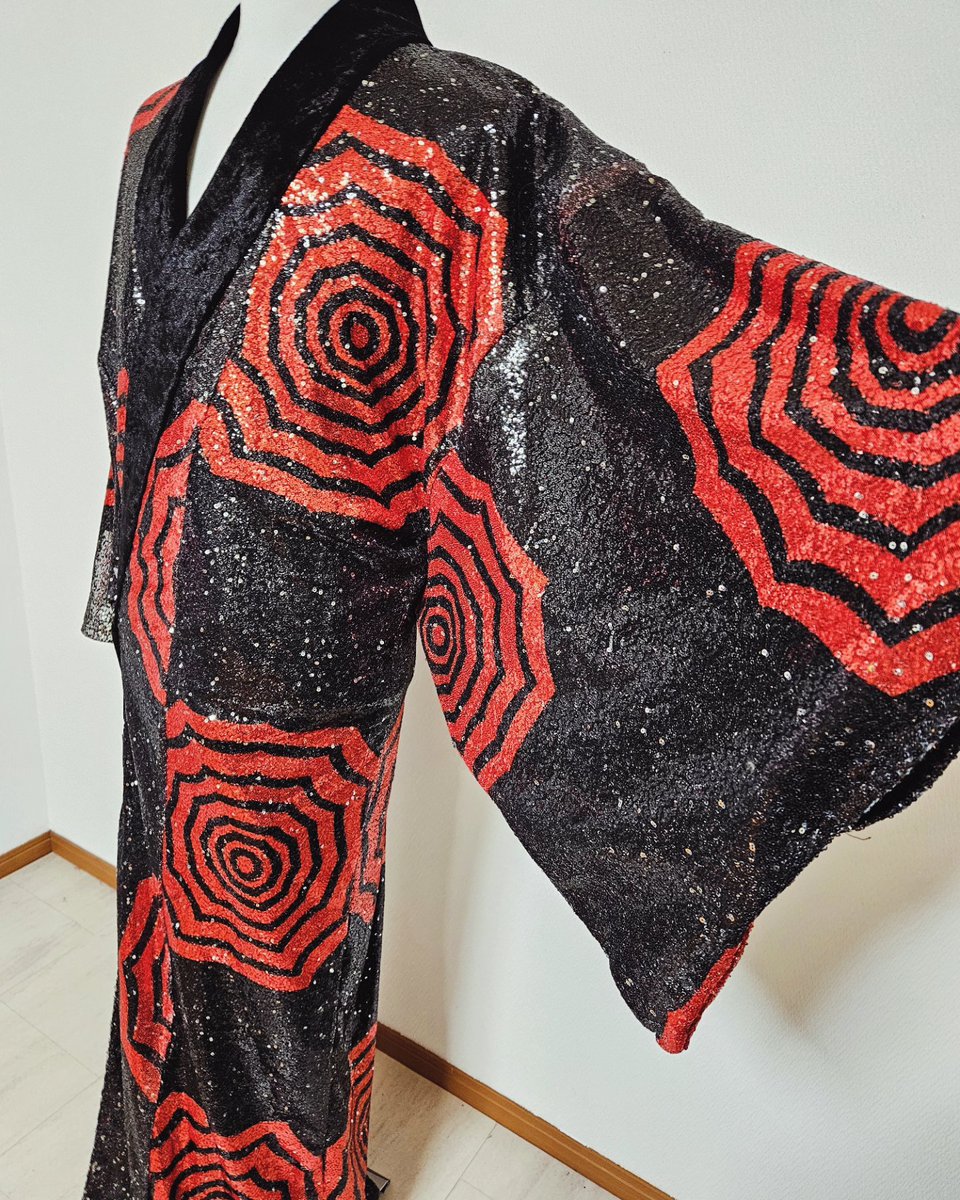 今回のオーダーは 総スパンコール生地での 立ち着流しです 渋くも