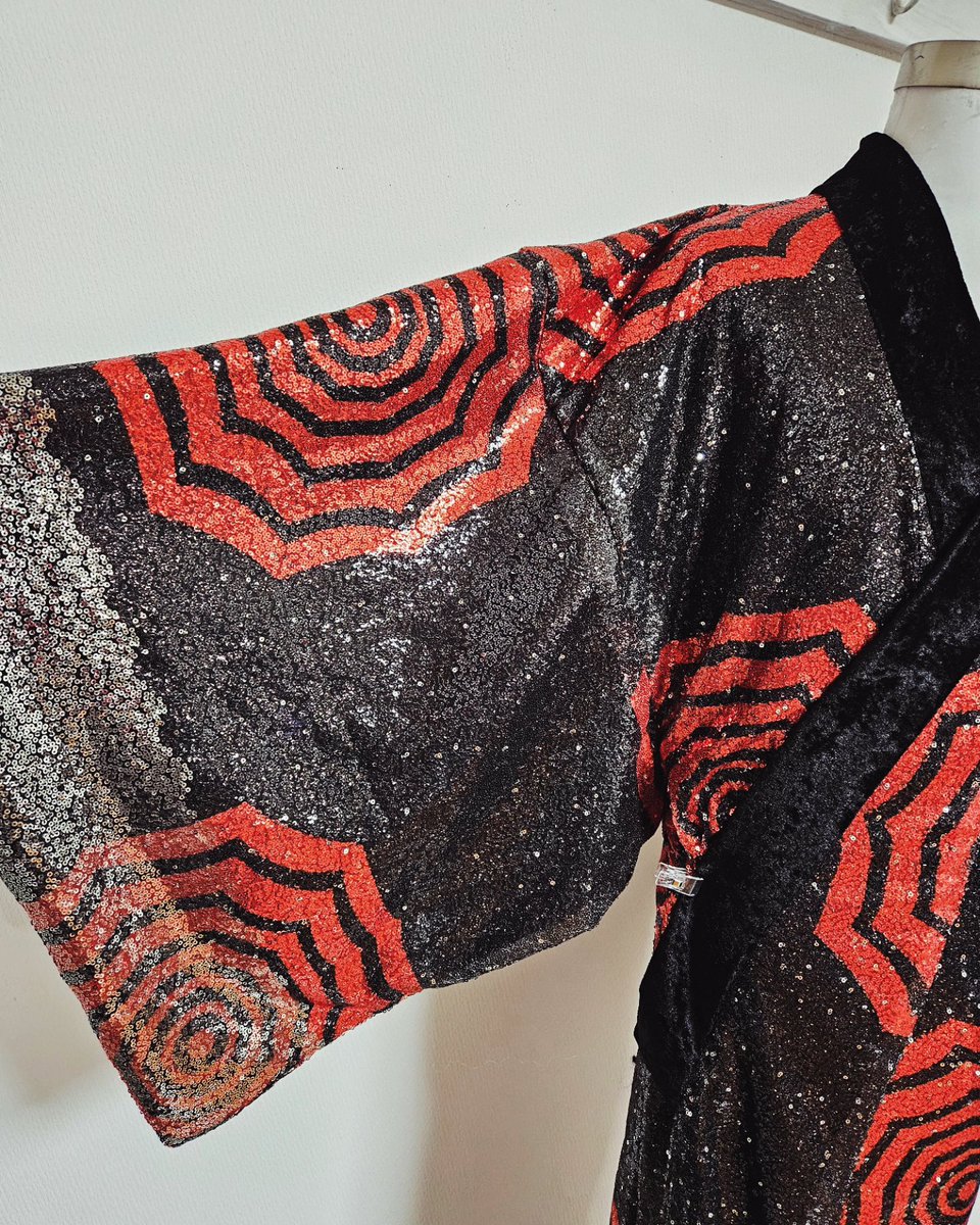 今回のオーダーは 総スパンコール生地での 立ち着流しです 渋くも