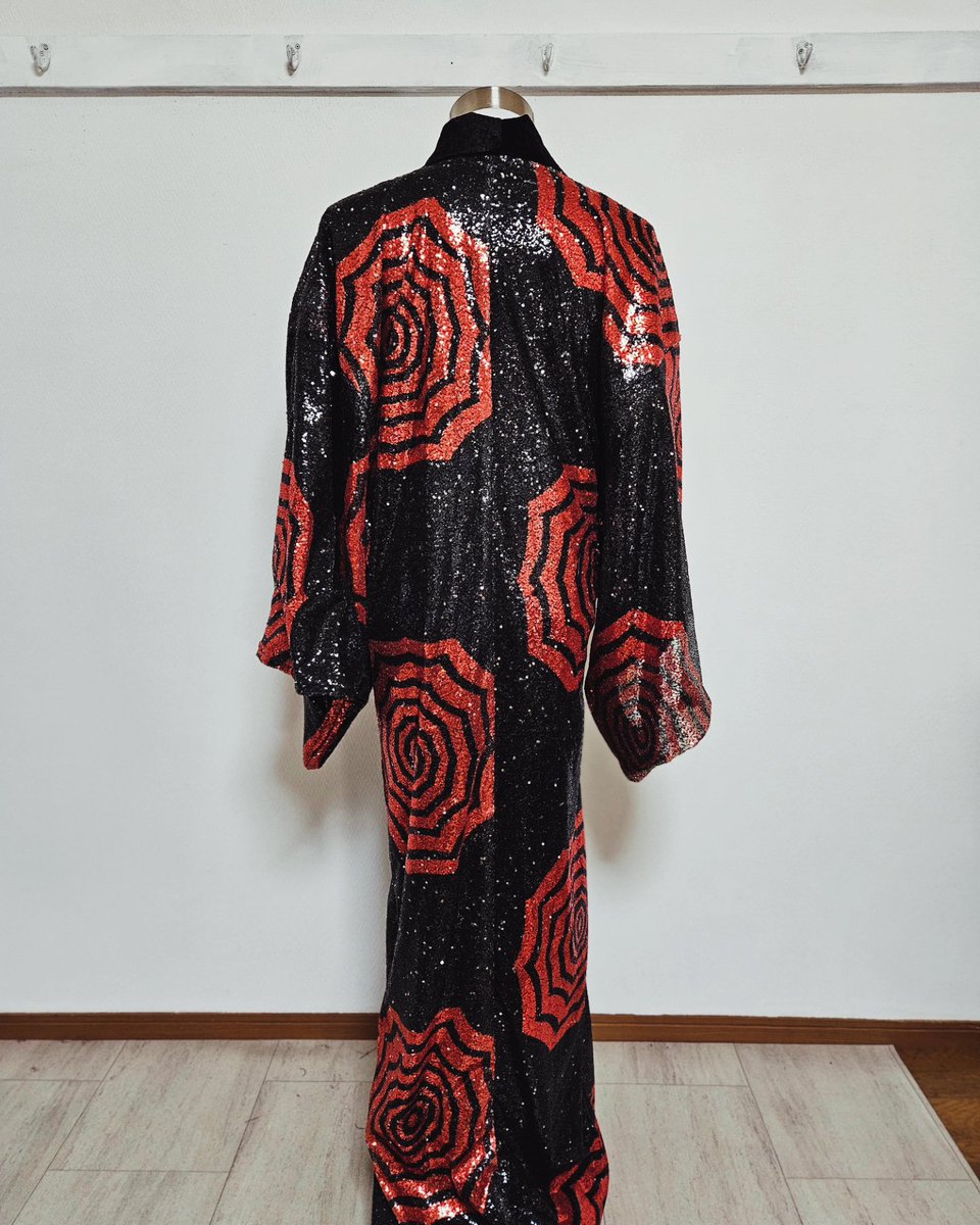 今回のオーダーは 総スパンコール生地での 立ち着流しです 渋くも