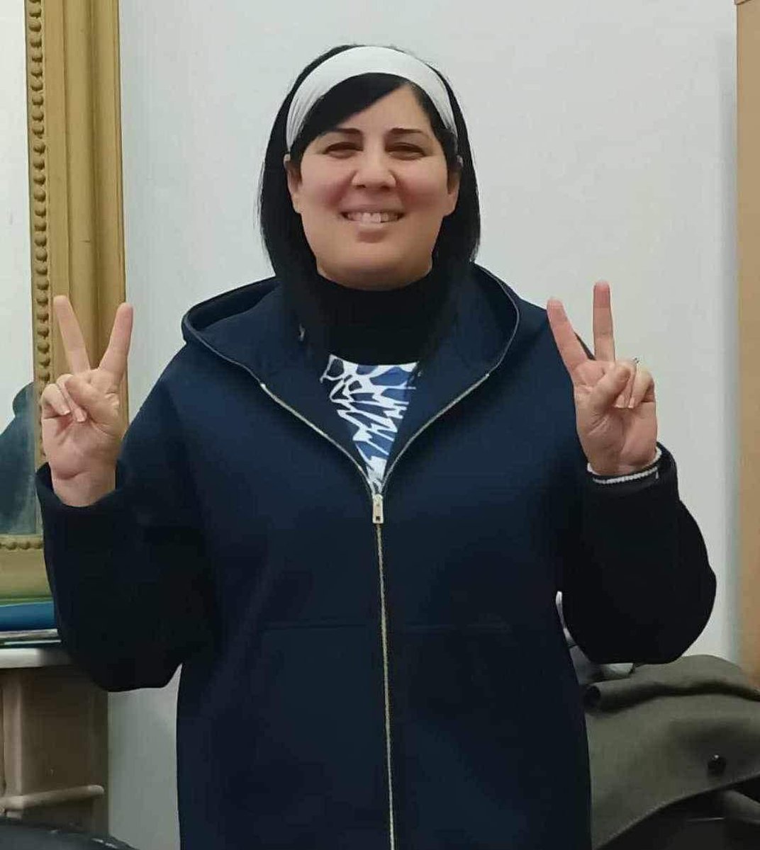 FouedDamoussi's tweet photo. نساء بلادي نساء نصف رغم كلّ الضغوطات و الصعوبات التي تمر بها عبير موسي الا انها تبتسم  رافعة علامة النصر ✌️ تحيا تونس 🇹🇳 
#سيب_عبير https://t.co/oEbxiuz3QY