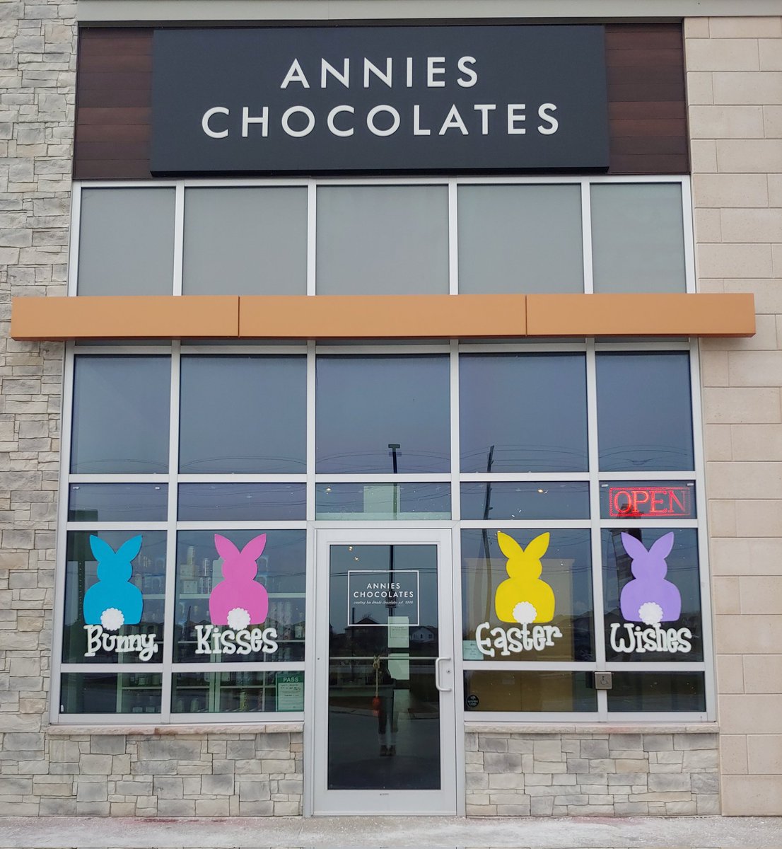 ThatBronaghOne's tweet image. Easter windows at @Annies_Choc Hyde Park in #ldnont 🐰🐰🐰🐰