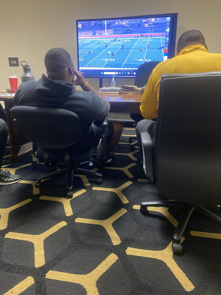 I would like to say thanks to Coach @erob50 for the open invitation. Was able to listen and learn some new things today… Great staff and Great hospitality… Great Day to be a HORNET 🐝 🏈 @erob50 @coach_gresham @CoachBarnette @AmpDavisCoach @Coach_Jlew @BamaStateFB #SWARMAS1