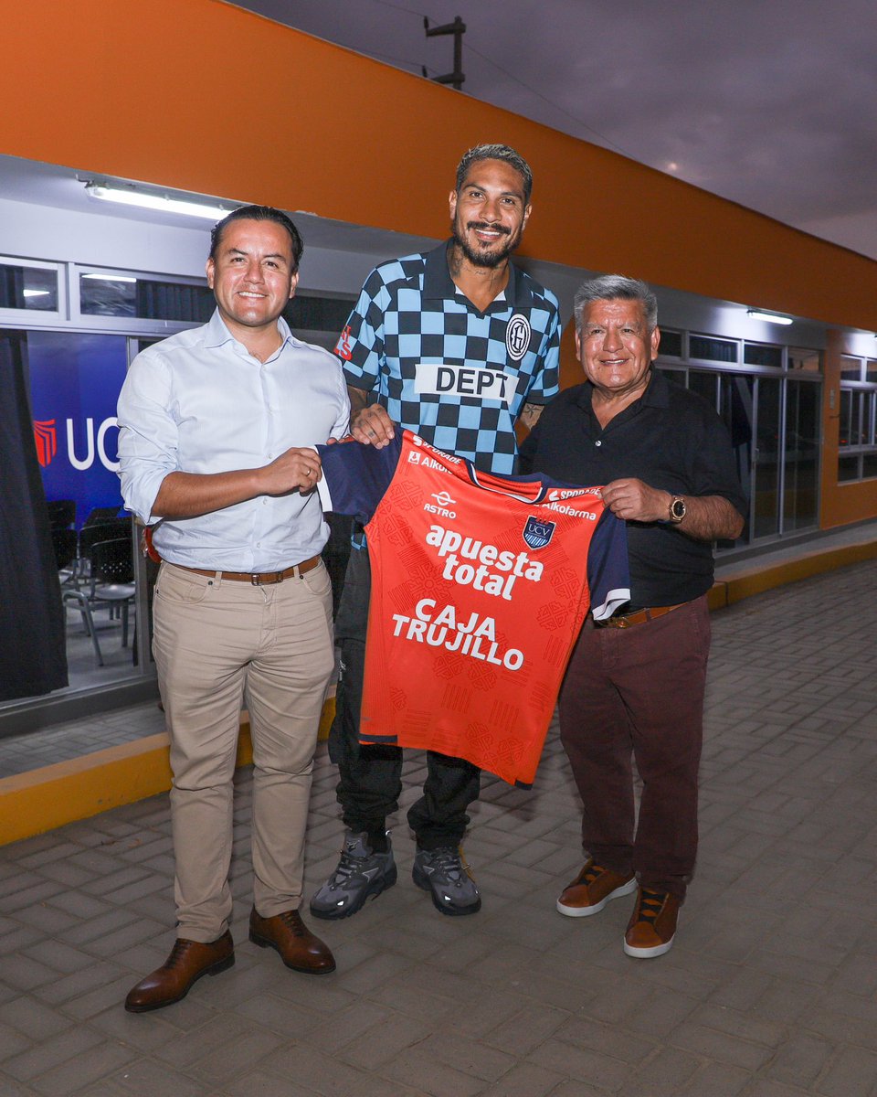 📸 Nuestro fundador César Acuña y presidente Richard Acuña, junto a nuestro 0️⃣9️⃣ 

#FuerzaVallejo #VallejoEsTrujillo #UnSoloCorazón