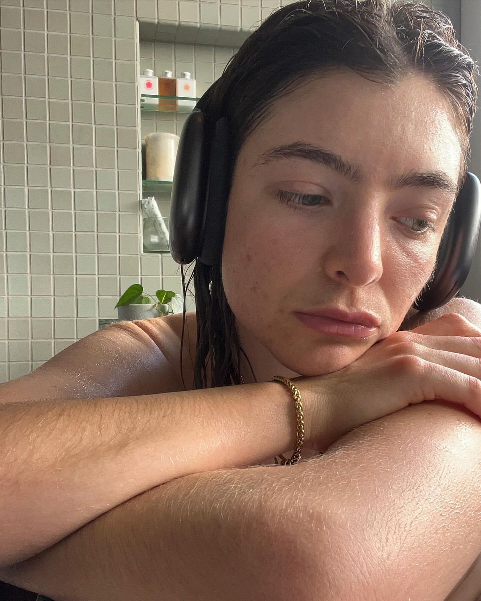 PopCrave's tweet photo. “Full immersion”

— Lorde in new social media post https://t.co/KFn1z2PMp8