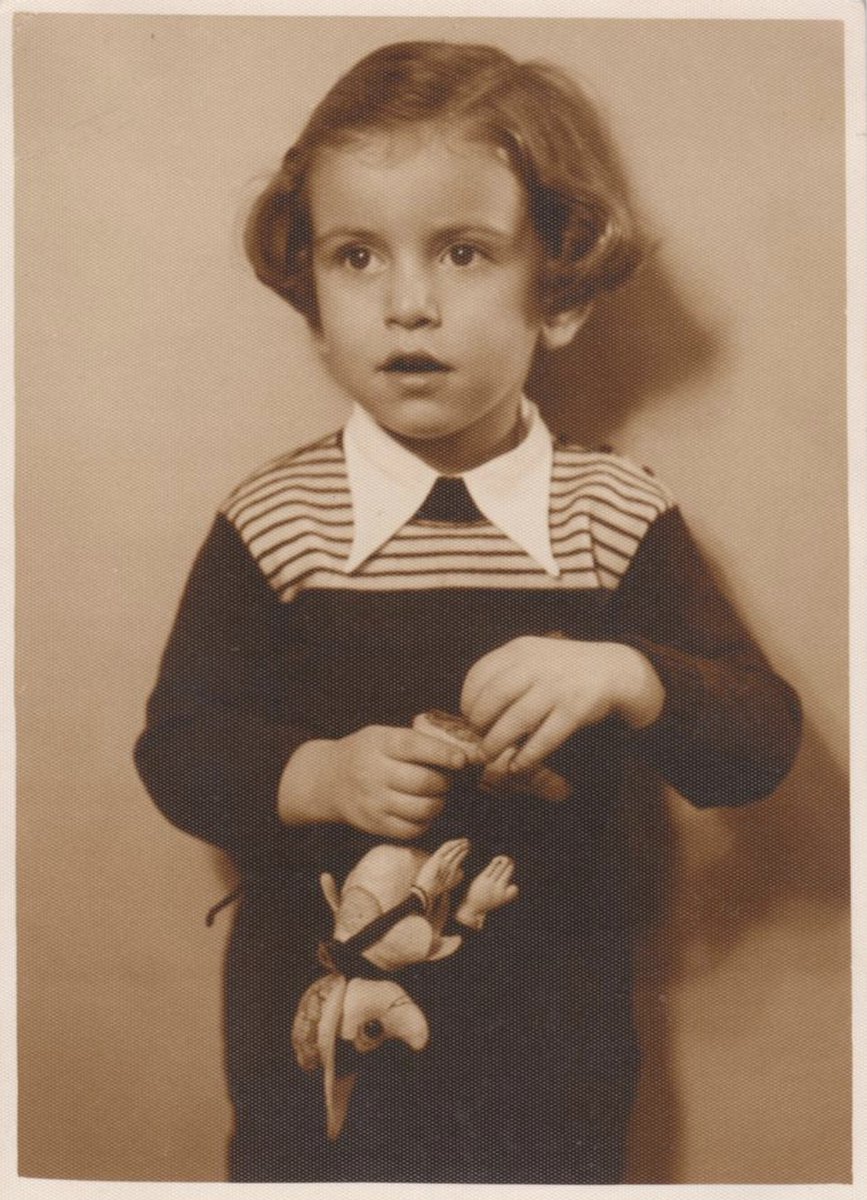 AuschwitzMuseum's tweet image. 21 February 1906 | A Czech Jewish woman, Greta Beamtova, was born. 

On 8 July 1942 she was deported from Olomouc to the Theresienstadt ghetto, and on 28 October 1944 deported to #Auschwitz. She was murdered in a gas chamber with her sons Karel and Pavel.