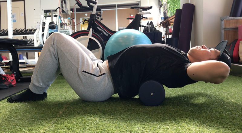 kikuty_training's tweet photo. ━━━━━━━━━━━━
トレーナー必見「ハイパーモビリティーによる可動域制限」
━━━━━━━━━━━━

「ハイパーモビリティー＝関節が過剰に動いてしまうこと」

関節が過剰に動いてしまうと、別の関節の代償を招く可能性がある

よく動かないことがよくないと言われるが、動きすぎも良くないので解説

まず骨盤を起点とした運動連鎖について話しておく、これからの話が入ってきやすくなるからだ

━━━━━━━━━━━━
「骨盤前傾→腰椎伸展→胸椎伸展→頸椎伸展」
━━━━━━━━━━━━

これが自然な運動連鎖だ。しかしこの運動連鎖の中で

「極端に働いている場所」

があると、運動連鎖が破綻してしまう可能性がある。

脊柱で例えてみよう。

腰椎伸展の可動性だけ極端に大きい場合、胸椎と頸椎の可動性に制限が出る可能性がある。

例えば脊柱はS字カーブであり、腰椎の前弯が大きくなるとその分胸椎は後弯しないとバランスが取れない。

結果的に胸椎伸展の可動性に制限が出る。

つまり

腰椎伸展出すぎ(ハイパーモビリティー)＝胸椎の伸展に制限がかかる

といった構図となる。これは理解できるだろう。

ただこれを踏まえて

↓↓↓

「運動指導の落とし穴」

についても解説するから、聞いてくれ。

---------------------------------
該当部位にアプローチしても効果が出ない理由

先ほどの話だと「腰椎伸展出すぎ＝胸椎伸展制限」と話した。

これが原因で胸椎伸展制限が出ている場合、胸椎にアプローチをしても期待した効果を得られない可能性がある。

なぜなら可動域制限の元凶は腰椎にある体。

これはかなり盲点だと思う。

このパターンでは腰椎をしっかりと安定させ、正常な可動域でコントロールすることが胸椎の伸展制限にの改善につながる。

例えば下図の胸椎伸展エクササイズ↓

これを行う際、なるべく胸を張って胸椎を反ろうと頑張るだろう。

しかしスタートポジションの段階で、最初に腹筋を絞めて腰椎を安定させることが大事なのだ。

このようにどこかが可動しすぎるのも良くないし、結局はバランスが大事ということだ。

闇雲に「胸椎伸展でない→胸椎伸展の運動処方」してもうまくいかない例はある。

関節は連動して働いているので、その連動を意識しておく必要がある。

---------------------------------
最初に見るべきポイント

こうなると「全身くまなく見なきゃいけない〜」となりがちだが、問題がある関節の上下の関節にだけ見ておけばokだ。

まずは近くの関節から診ていくと問題解決に近づきやすい。

「胸椎の動きが悪い＝では頚椎と腰椎はどうなっているか？」

これを意識してみるだけで全く問題ない。

明日のセッションからすぐにでも活かしてくれ。

ってことでみんなの研修担当ことキクティーによる、今日の研修終わり。

現場の指導で根本的に結果を出したい人は、固定ポストの77分超えの動画も必聴。

毎日のポストをくっつけたら有料セミナーできるけど、それでも無料で配信していく。

これだけでも運動指導者のレベルを底上げしていくからな。これが私の理念だ。

毎日読んで、毎日「いいね」を押しておいてくれ。
