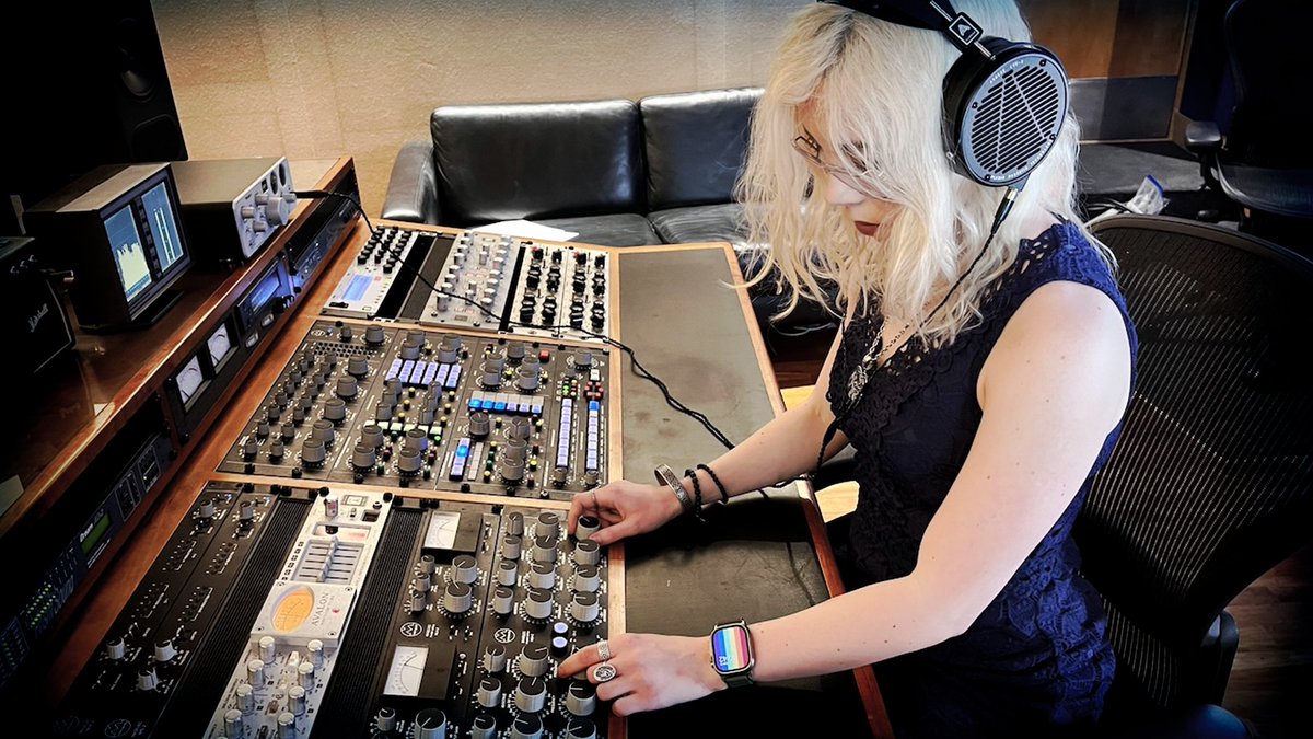 'The best thing you can do from the beginning is get good at mixing, as a lot of the skills and ear training from this are necessary, helpful and transferable.' - Natalie Bibby See the Artists Page at Audeze.com #AudezeArtists @compress_her @metropstudios