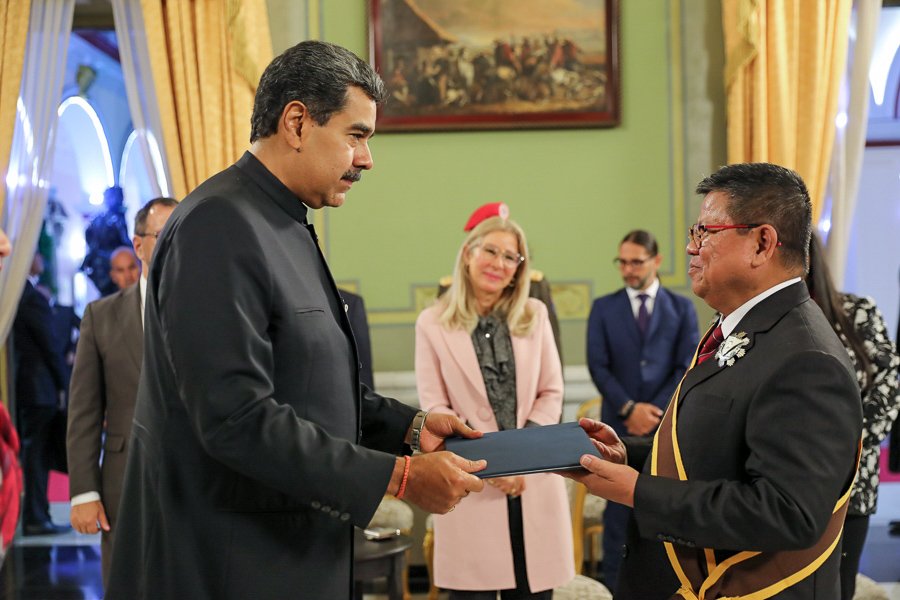 NicolasMaduro's tweet photo. Recibí en la casa del pueblo al Embajador designado de la República de Filipinas ante Venezuela señor Joseph Gerard B. Angeles, quien me presentó sus cartas credenciales para continuar afianzando las relaciones entre ambas repúblicas y asegurar del desarrollo de nuestras naciones, a través de los acuerdos internacionales, la diplomacia de Paz y el diálogo.