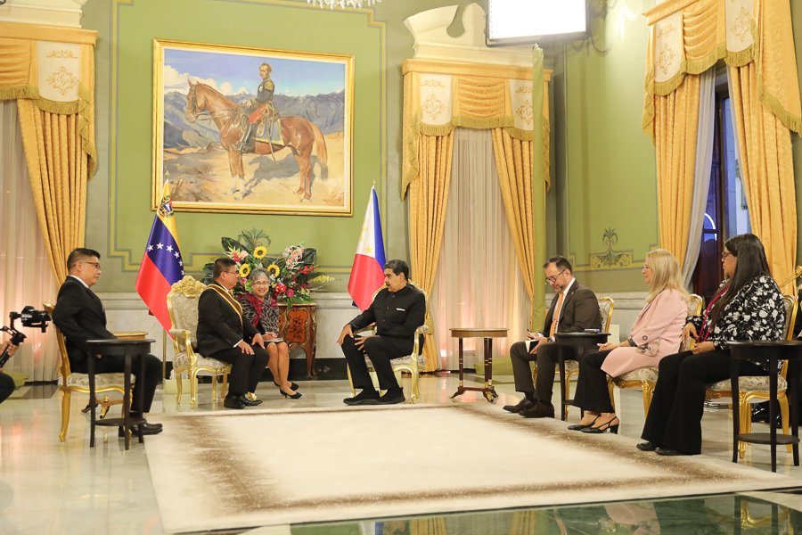 NicolasMaduro's tweet photo. Recibí en la casa del pueblo al Embajador designado de la República de Filipinas ante Venezuela señor Joseph Gerard B. Angeles, quien me presentó sus cartas credenciales para continuar afianzando las relaciones entre ambas repúblicas y asegurar del desarrollo de nuestras naciones, a través de los acuerdos internacionales, la diplomacia de Paz y el diálogo.