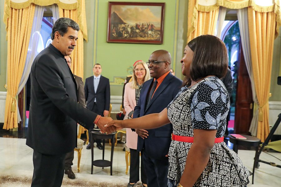 NicolasMaduro's tweet photo. Recibí las cartas credenciales de Meshack Kitchen, Embajador designado de la República de Zimbabue ante Venezuela. Seguimos profundizando las relaciones de amistad con los pueblos de la Madre África en el marco del respeto y la solidaridad compartida, encaminados hacia el crecimiento y la prosperidad. ¡Con unidad, diálogo y cooperación!