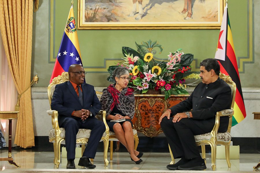 NicolasMaduro's tweet photo. Recibí las cartas credenciales de Meshack Kitchen, Embajador designado de la República de Zimbabue ante Venezuela. Seguimos profundizando las relaciones de amistad con los pueblos de la Madre África en el marco del respeto y la solidaridad compartida, encaminados hacia el crecimiento y la prosperidad. ¡Con unidad, diálogo y cooperación!