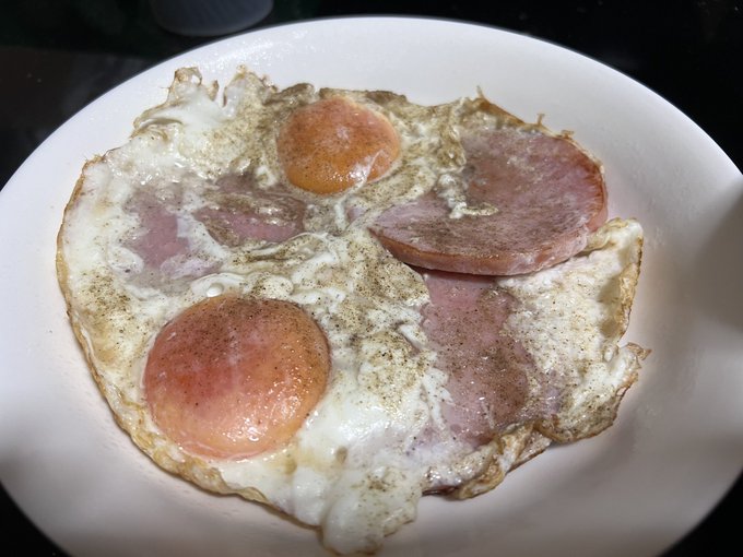 ハムエッグ作っただけなのにドブ川みたいな見た目になった 