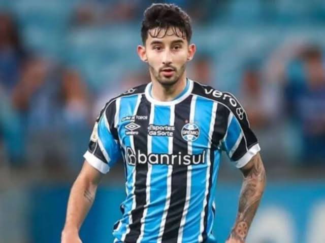 FBITricolor's tweet photo. A DISCUSSÃO DA SEMANA

Qual seria o teu meio-campo pro GREnal? Com Cristaldo ou com Du Queiroz? https://t.co/7qKbq8IXti