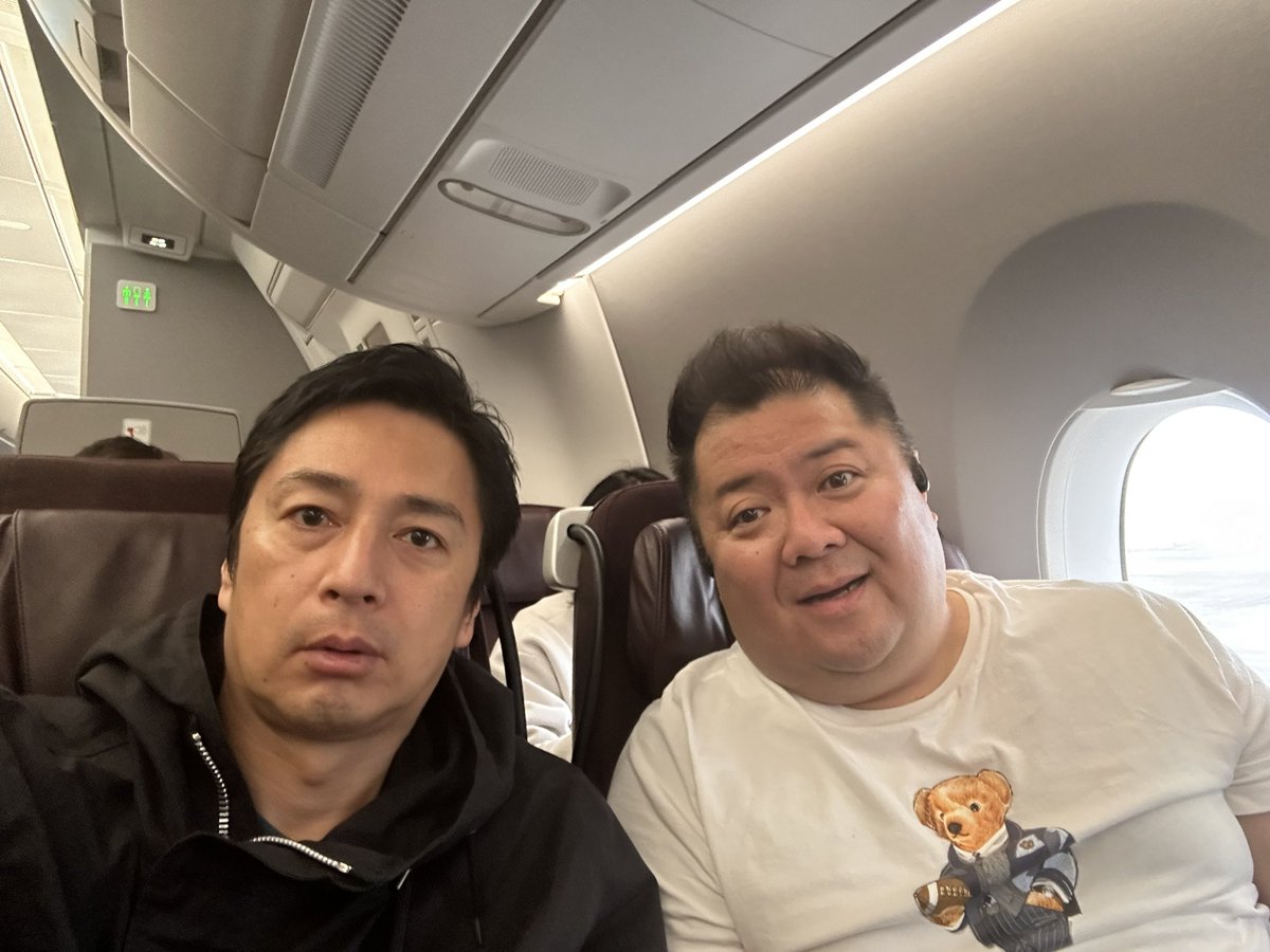 tokuiyoshimi's tweet photo. 飛行機に乗ったら横の席にお笑い芸人の方（お名前は存じ上げないのですが）がいらっしゃって写真を撮って頂きました。 https://t.co/EhY4DYNuu2