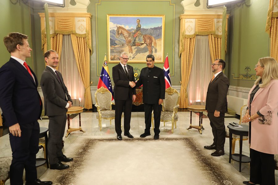 El Excelentísimo señor Nils Martin Gunneng, presentó sus cartas credenciales que lo acreditan como Embajador designado del Reino de Noruega en nuestro país. Agradecemos a esta nación por propiciar y ser testigo de las mesas de diálogo, así como cooperar en el desarrollo de