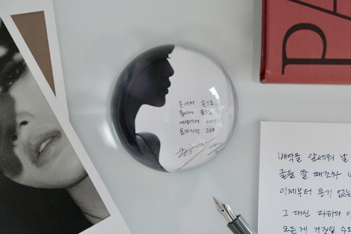yes24_official's tweet photo. <여신강림> <사랑의 이해> 
배우 #문가영 첫 산문집 『파타』

카메라 너머, 작가 문가영의 일상을 읽다!
가장 진실에 가까운 ‘나’의 모습을 지키기 위한 겹겹의 기록

♥ 예약판매 : https://t.co/vARxcsWvqd
♥ 예스24 단독 <문가영 사인+친필 메시지가 담긴 #문진> 증정
♥ 아버지의 수기로 기록되었던 ‘파타 육아��기’ 수록

아무에게도 걱정을 끼치지 않는, 고요한 아픔의 시간으로 성장한 이들. 문가영의 이야기는 그런 이들이 처음 만나는 공감과 위로가 될 것이다.   
― 김이나(작사가)