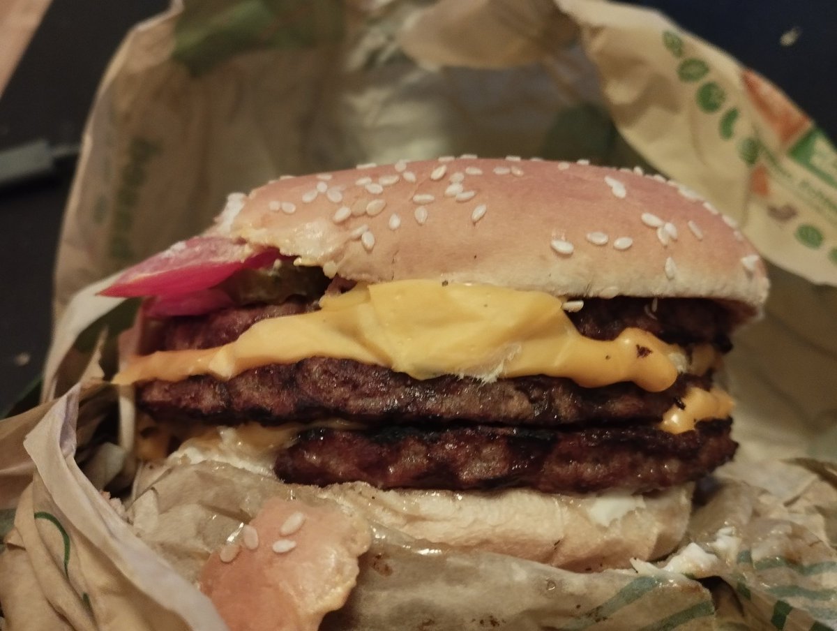 vexmoder's tweet photo. This is the burger I made myself in my last shift at Burger King. It looks just as shitty as my time there was https://t.co/n6mAwvw2pz